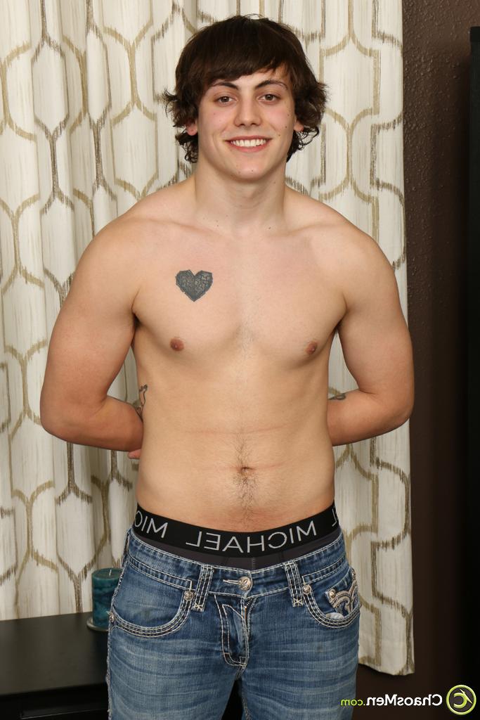 20P El lindo chico emo gay Asher King se desnuda y muestra su dura polla peluda