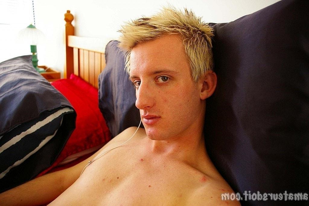 20P O esbelto gay amador X Treme expõe seu corpo e se masturba em uma cama vermelha