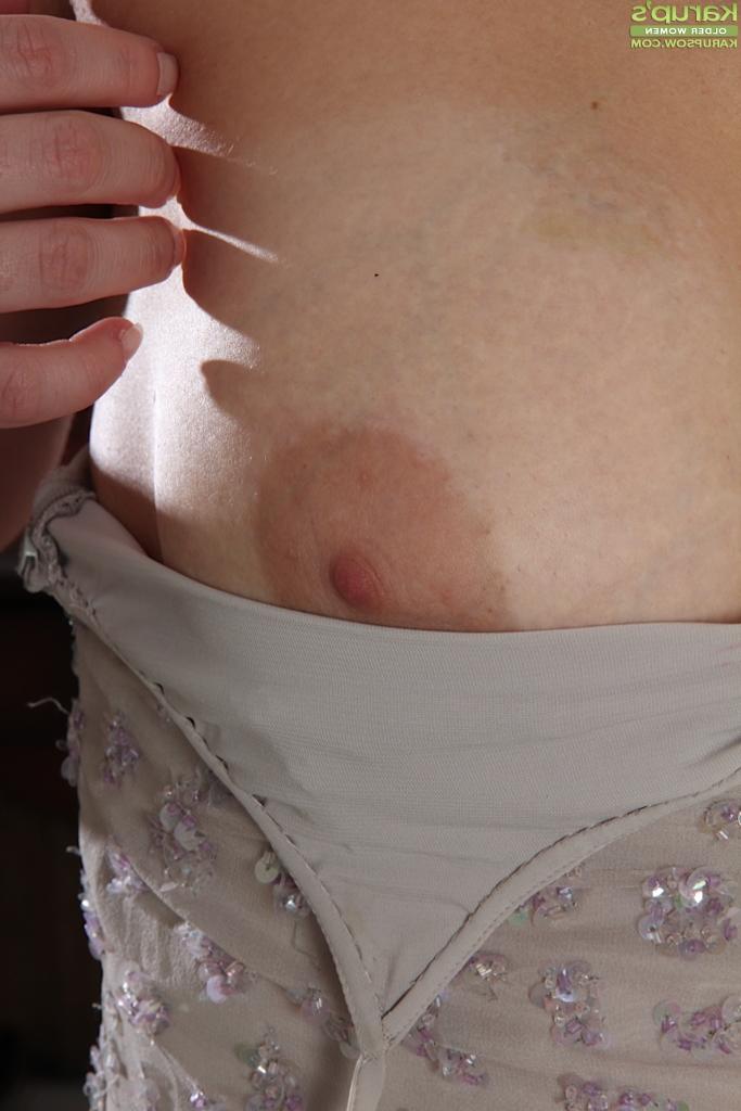 16P La blonde mature Avery Johannson joue avec ses gros seins naturels.