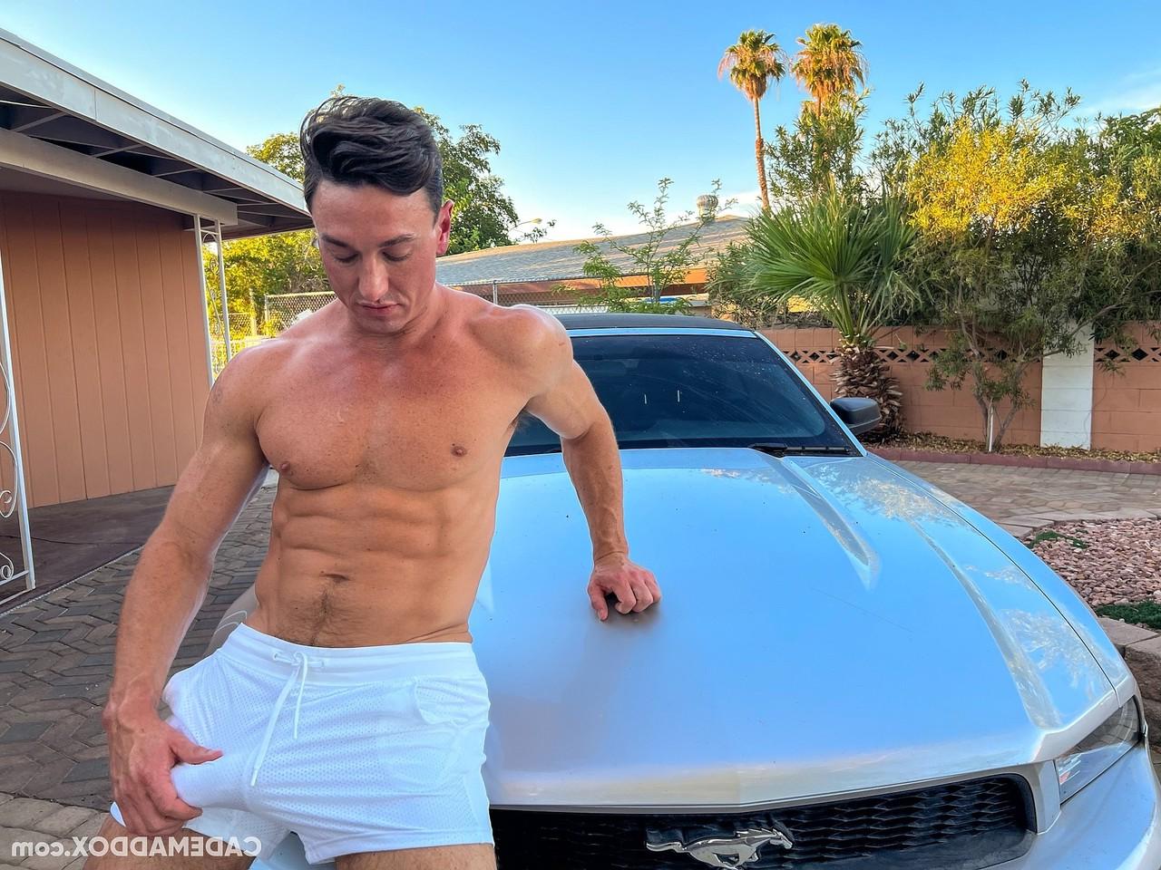 10P Gay sem camisa mostra seus músculos e seu pau grande enquanto lava seu carro