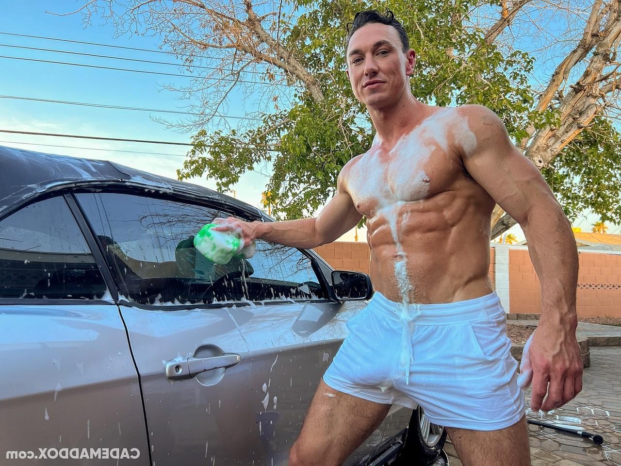10P Gay sem camisa mostra seus músculos e seu pau grande enquanto lava seu carro