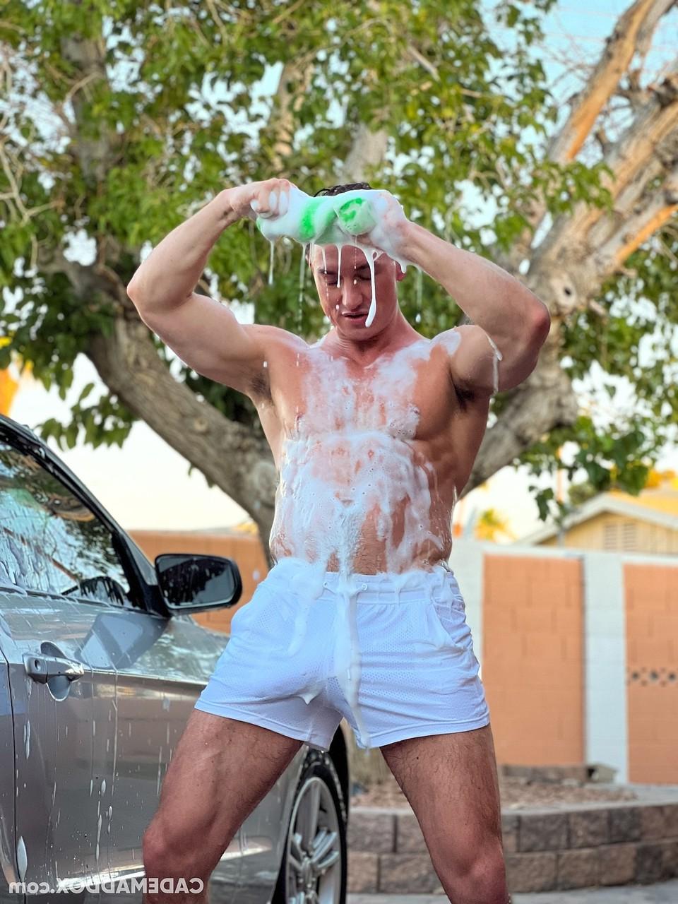10P Gay sem camisa mostra seus músculos e seu pau grande enquanto lava seu carro