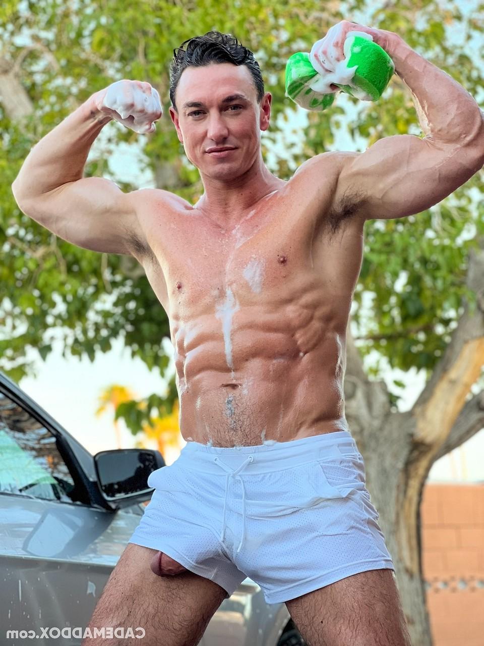 10P Gay sem camisa mostra seus músculos e seu pau grande enquanto lava seu carro