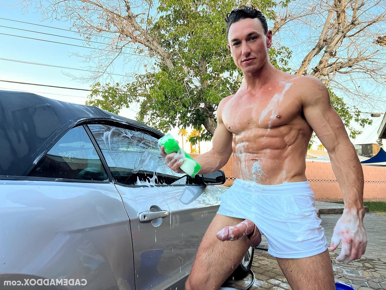 10P Gay sem camisa mostra seus músculos e seu pau grande enquanto lava seu carro