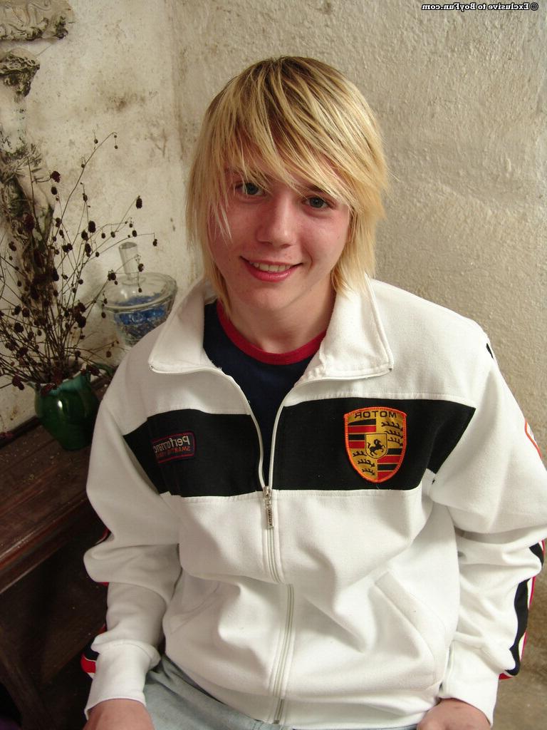 20P Le jeune minet blond Phil expose sa petite bite et se masturbe sur une chaise