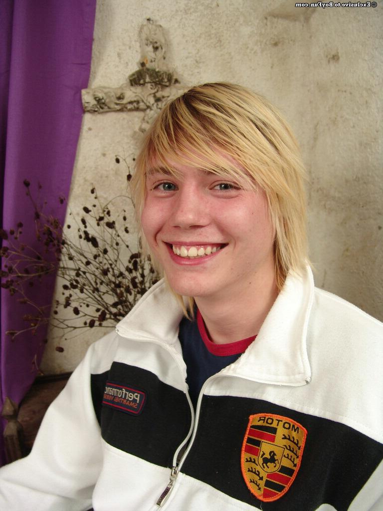 20P Le jeune minet blond Phil expose sa petite bite et se masturbe sur une chaise