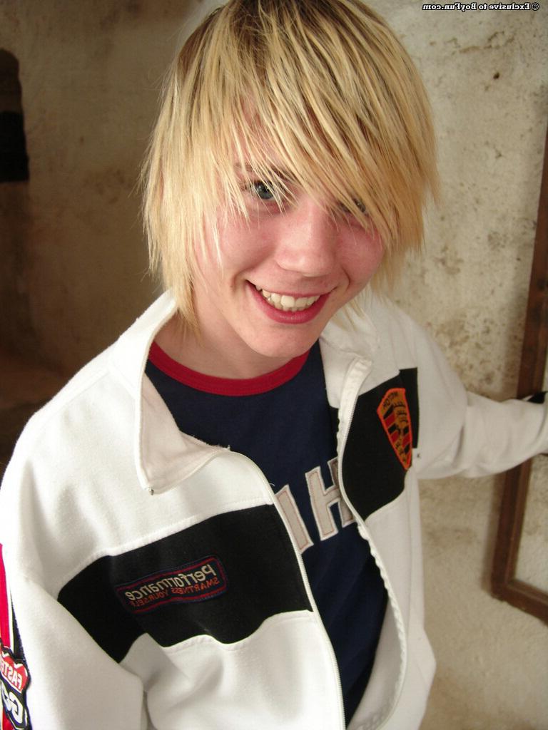 20P Le jeune minet blond Phil expose sa petite bite et se masturbe sur une chaise