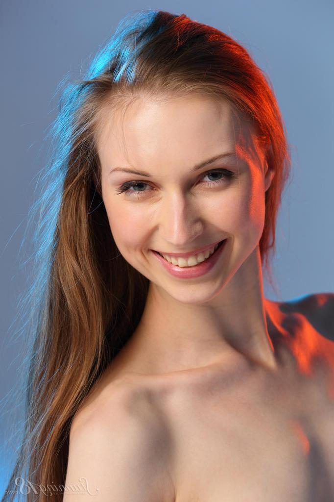 16P A dançarina loira de 18 anos Annett A tenta modelar nua com muito sucesso