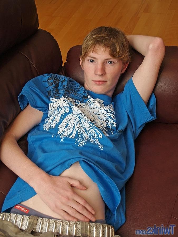 20P Horny twink Jackson C unveils his pierced nipples & round ass & masturbates