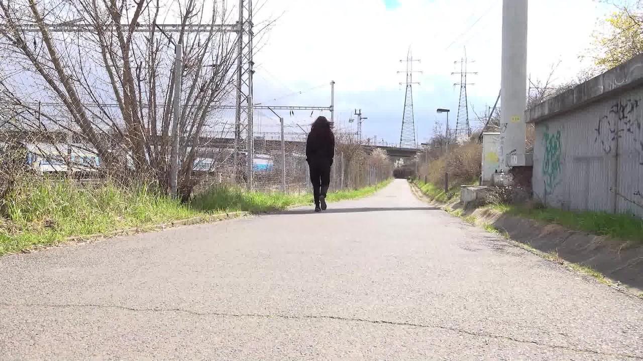 15P A garota branca Ali Bordeaux faz xixi urgente em uma estrada pavimentada durante o dia