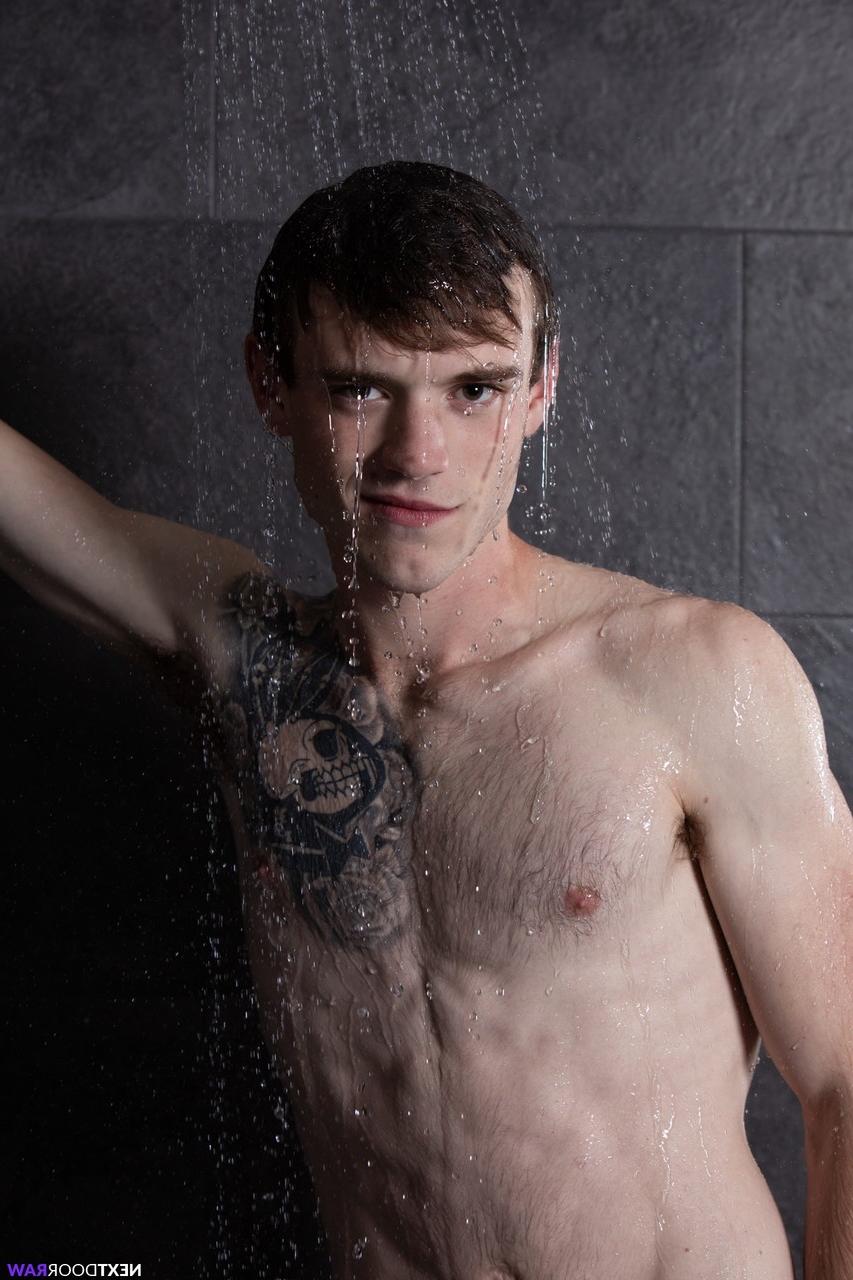 20P Nude hunks Alex Tanner & Scott Finn take a hot shower together and cuddle