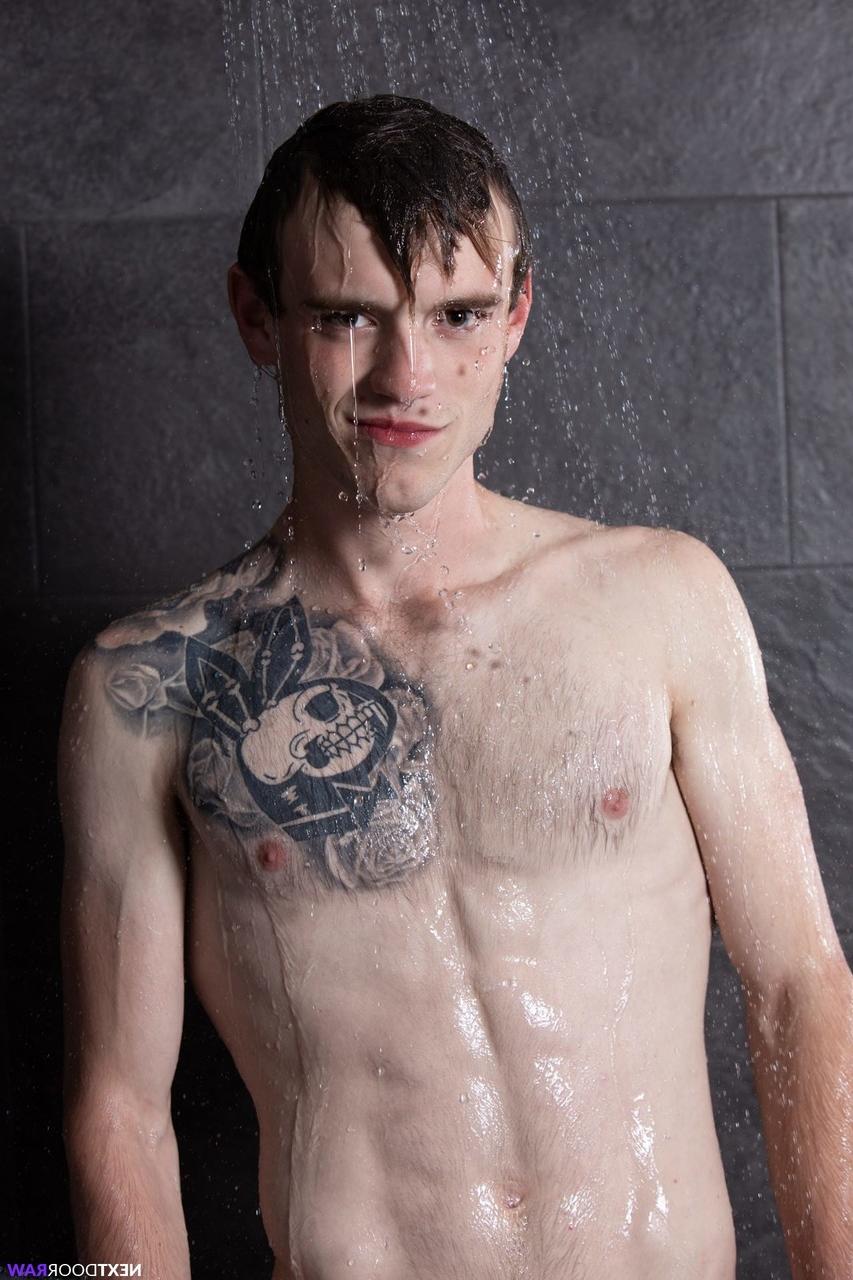 20P Nude hunks Alex Tanner & Scott Finn take a hot shower together and cuddle
