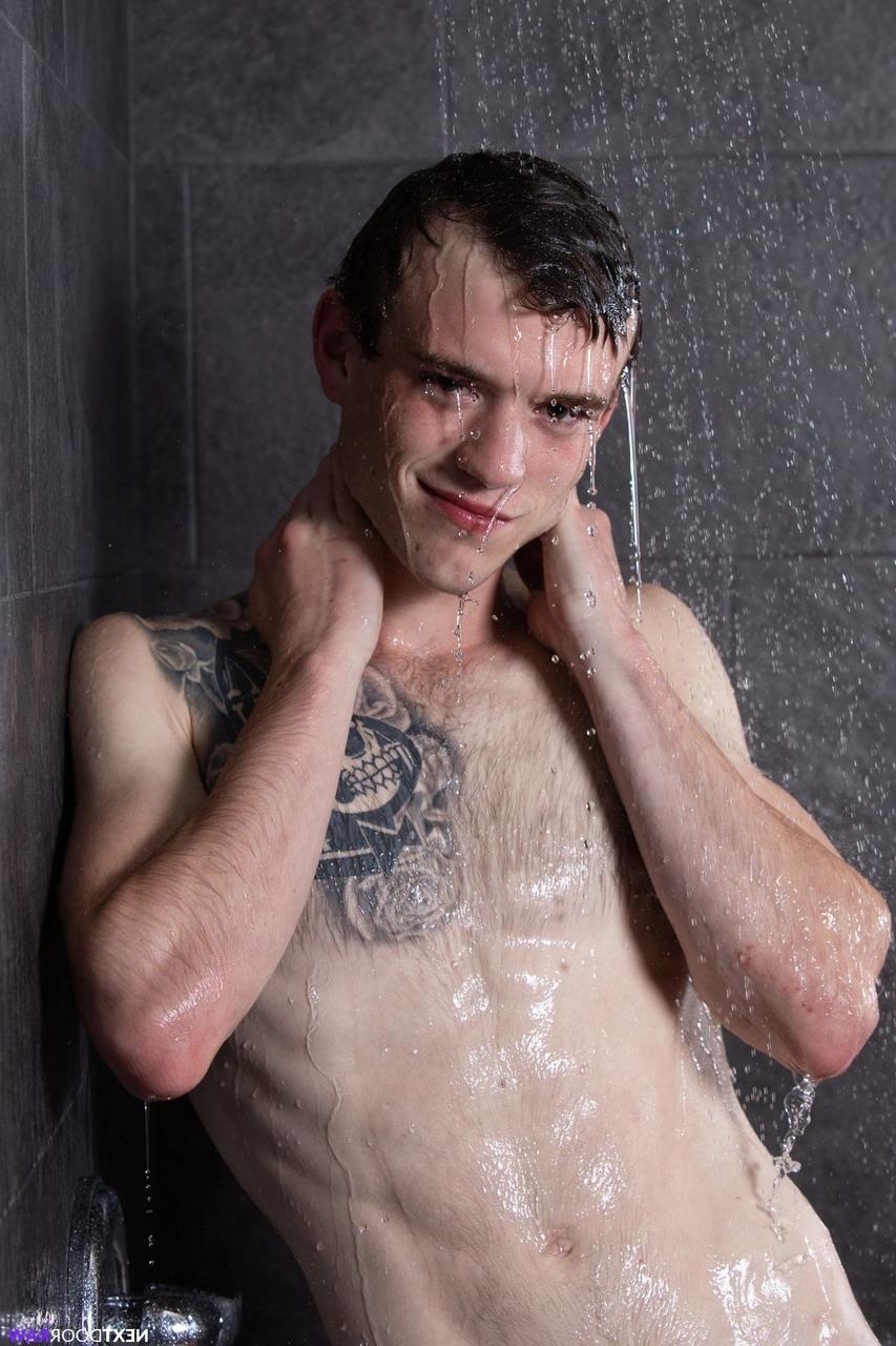 20P Nude hunks Alex Tanner & Scott Finn take a hot shower together and cuddle