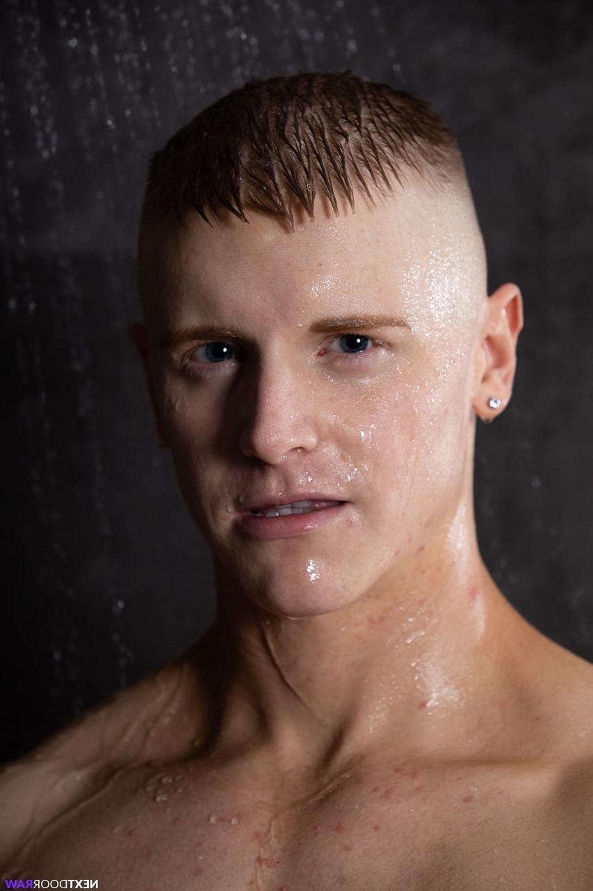 20P Nude hunks Alex Tanner & Scott Finn take a hot shower together and cuddle