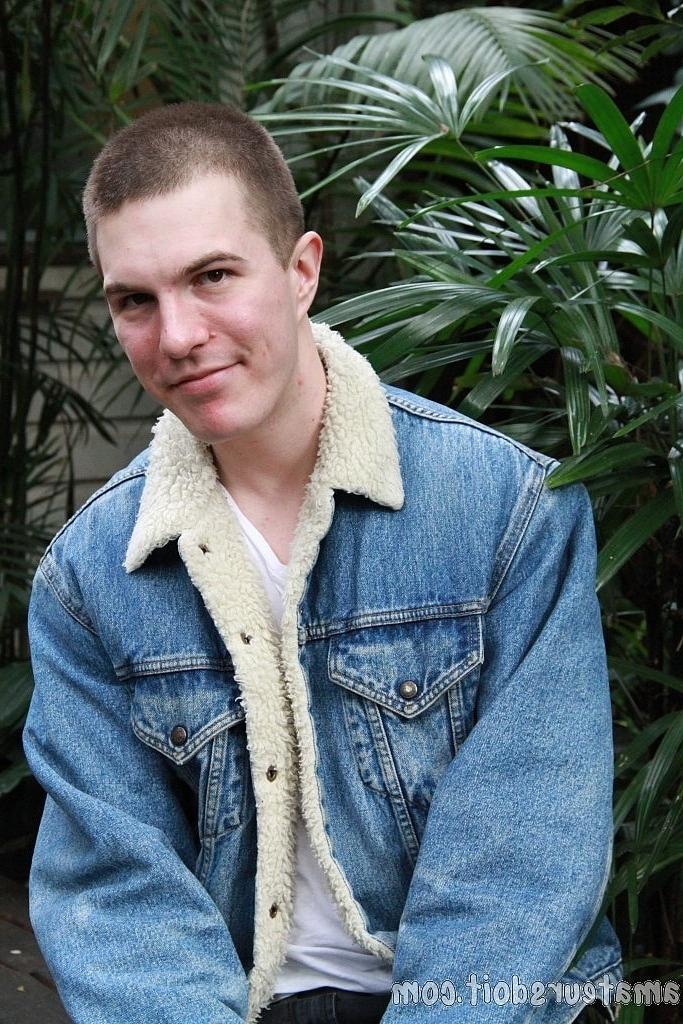 20P O cara gay fofo Bryce Banger ensaboa e lava seu pau grande no chuveiro