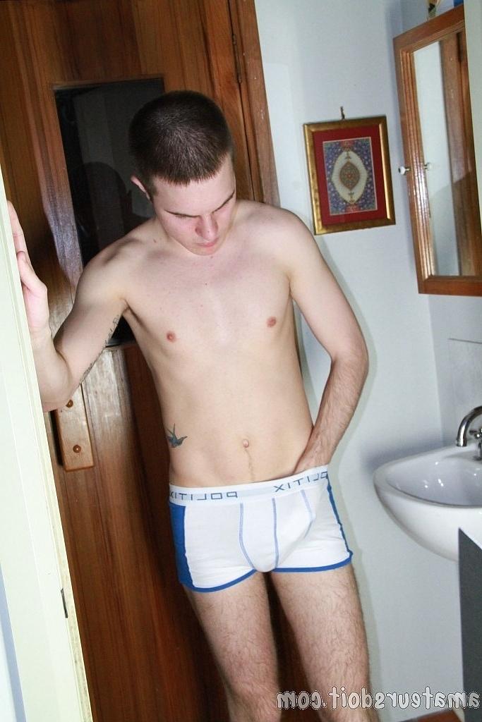 20P O cara gay fofo Bryce Banger ensaboa e lava seu pau grande no chuveiro