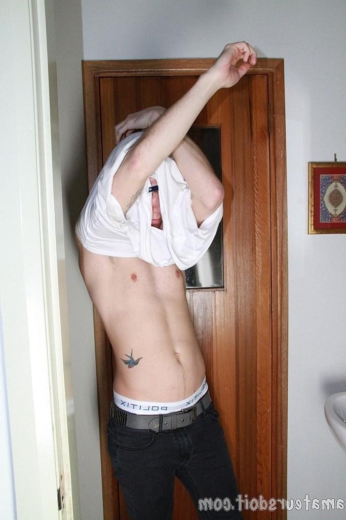 20P O cara gay fofo Bryce Banger ensaboa e lava seu pau grande no chuveiro