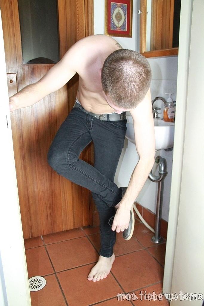 20P O cara gay fofo Bryce Banger ensaboa e lava seu pau grande no chuveiro