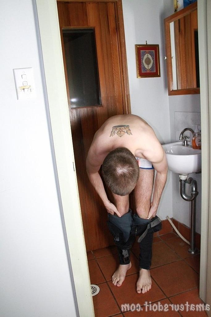 20P O cara gay fofo Bryce Banger ensaboa e lava seu pau grande no chuveiro