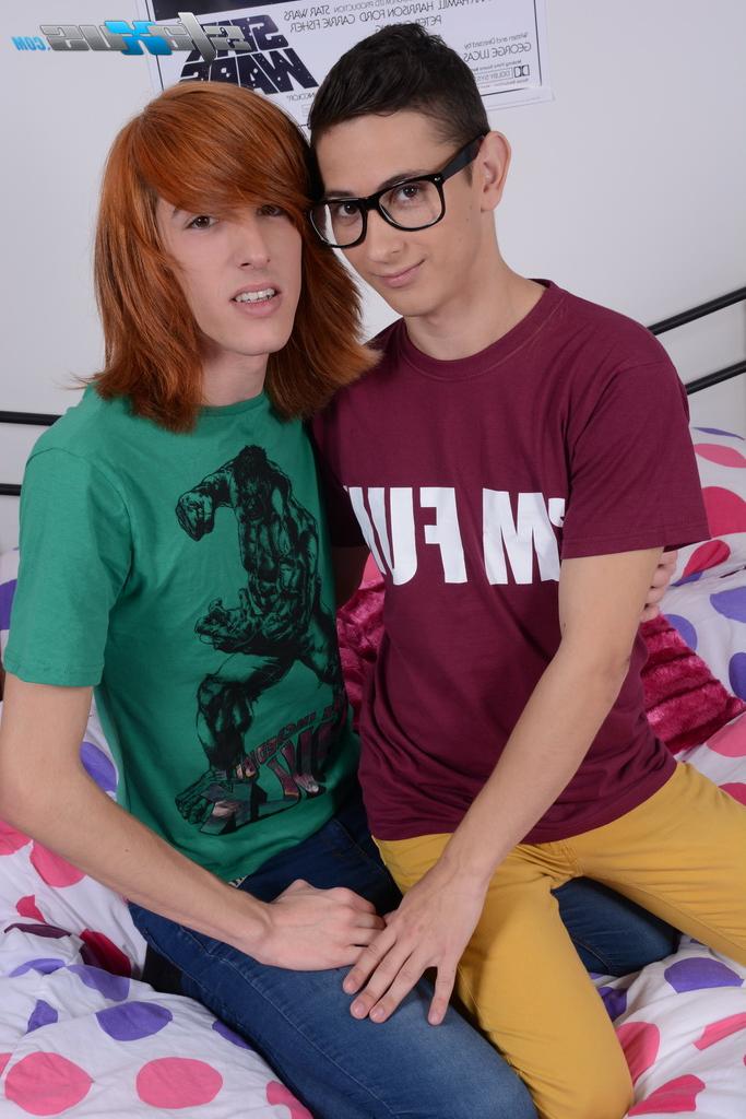 20P Colegas de quarto gays Daniel Prince e Ivan Thundero tiram a roupa e transam na cama