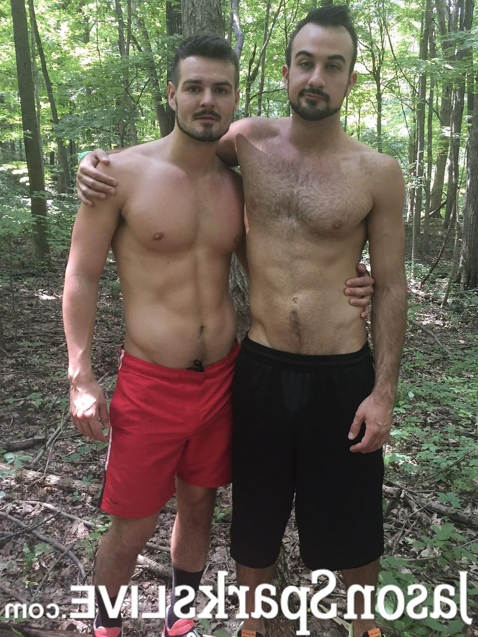 10P Casal gay Mason Lear e Kyle Steele chupam pau e fazem sexo anal na floresta