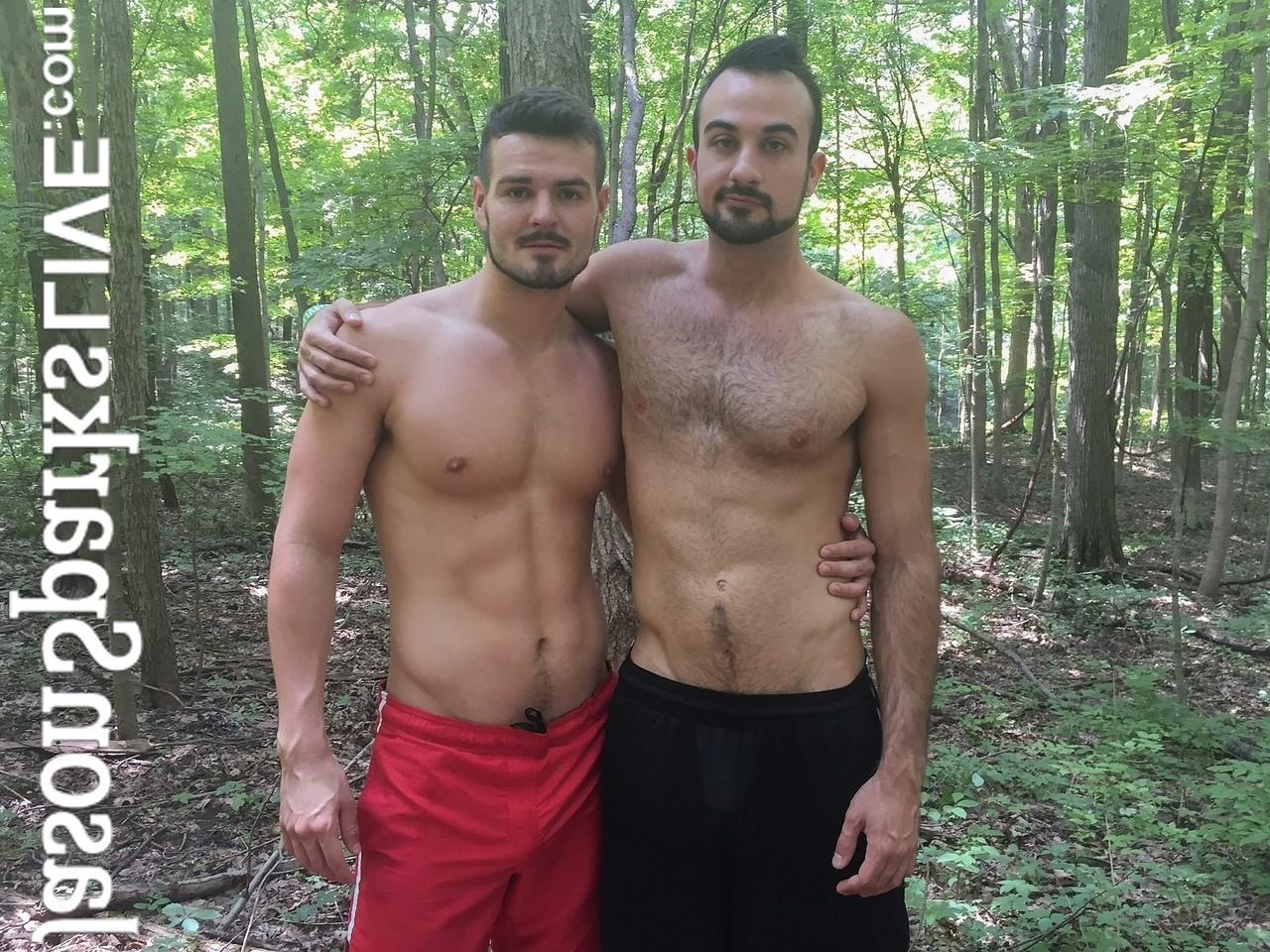 10P Casal gay Mason Lear e Kyle Steele chupam pau e fazem sexo anal na floresta