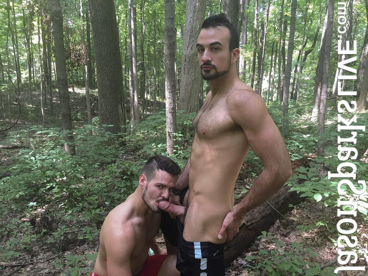 10P Casal gay Mason Lear e Kyle Steele chupam pau e fazem sexo anal na floresta
