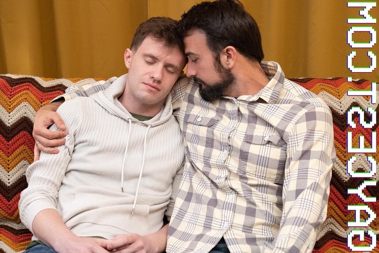20P Kinky bearded DILF Mr Lear seduces twink Maxx Lear and rams his ass good