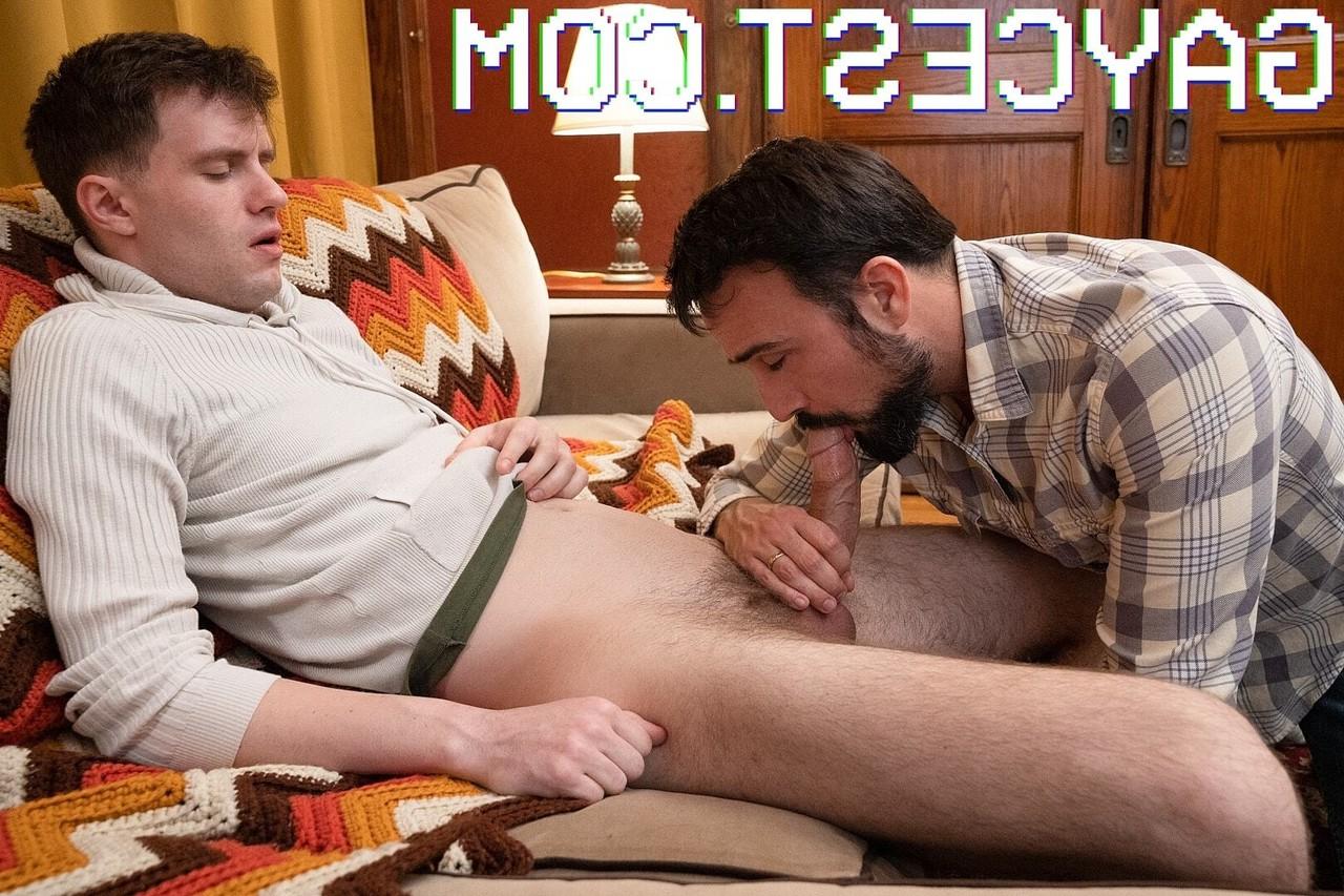 20P Kinky bearded DILF Mr Lear seduces twink Maxx Lear and rams his ass good