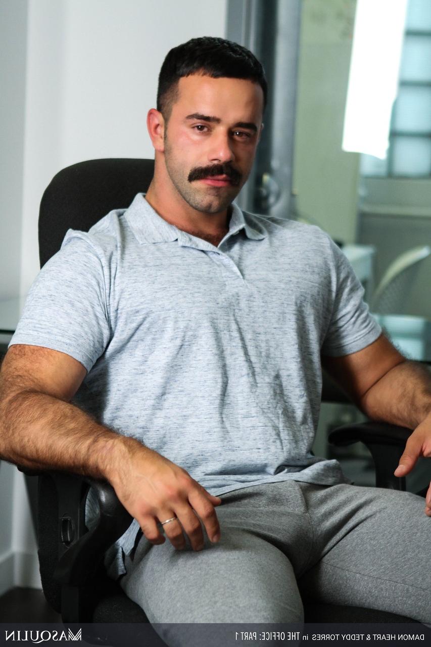 20P Gay musculoso e um traseiro gostoso fazem sexo oral um no outro depois de sexo anal hardcore