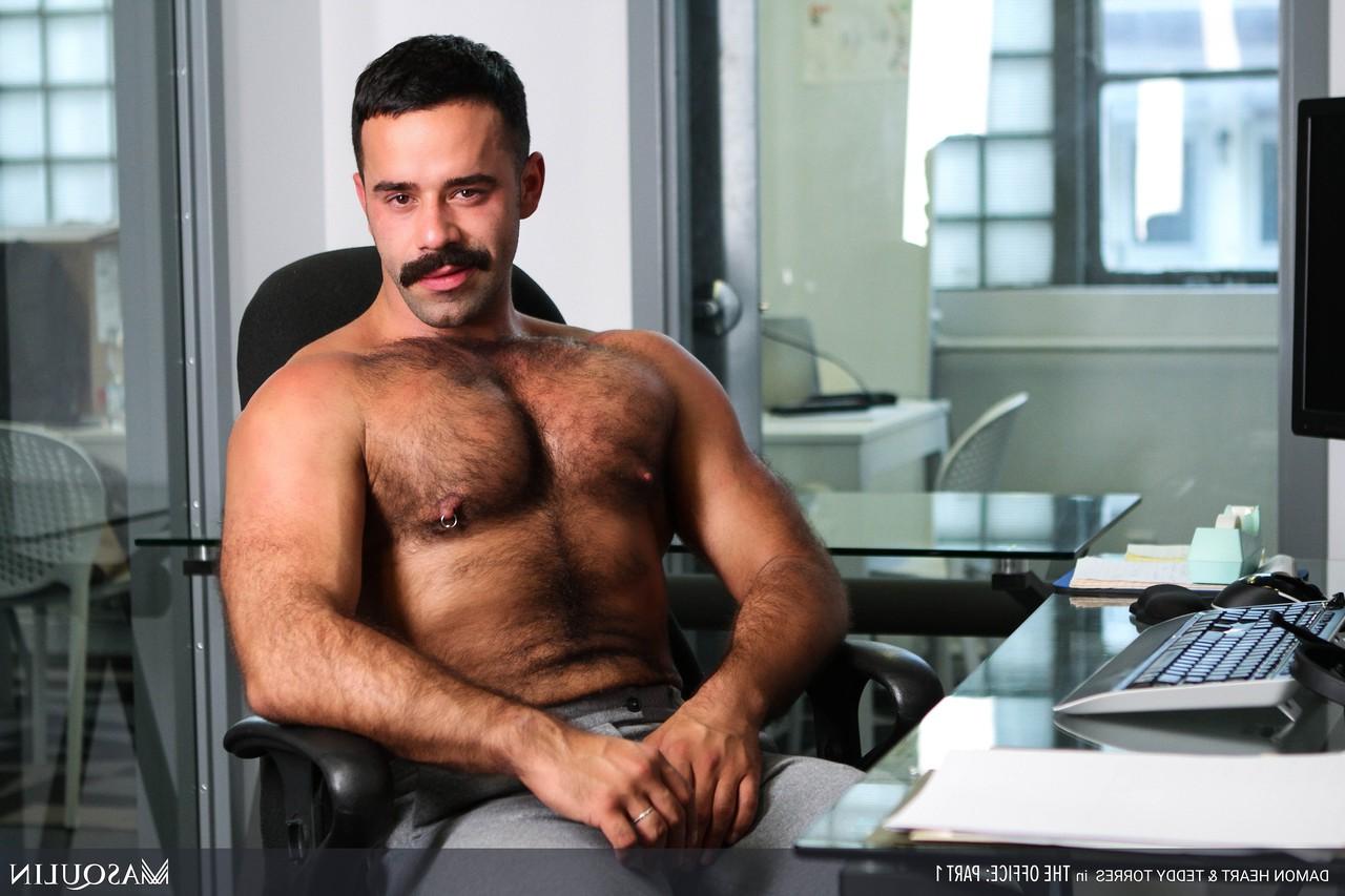 20P Gay musculoso e um traseiro gostoso fazem sexo oral um no outro depois de sexo anal hardcore