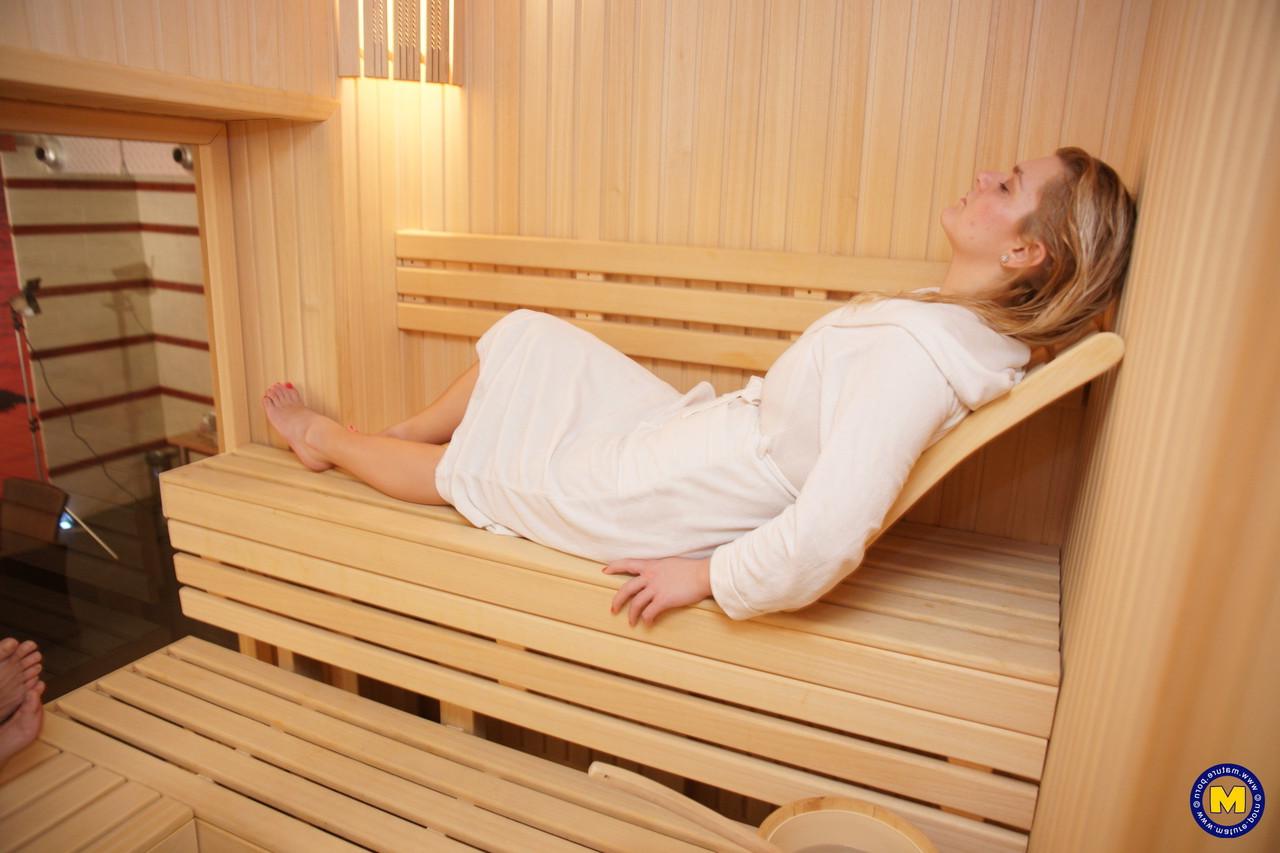 20P Femmes matures voluptueuses exhibant leurs corps nus et chauds au spa