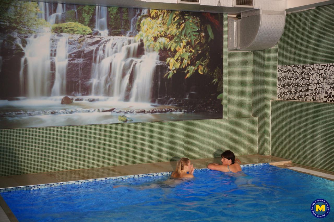 20P Femmes matures voluptueuses exhibant leurs corps nus et chauds au spa