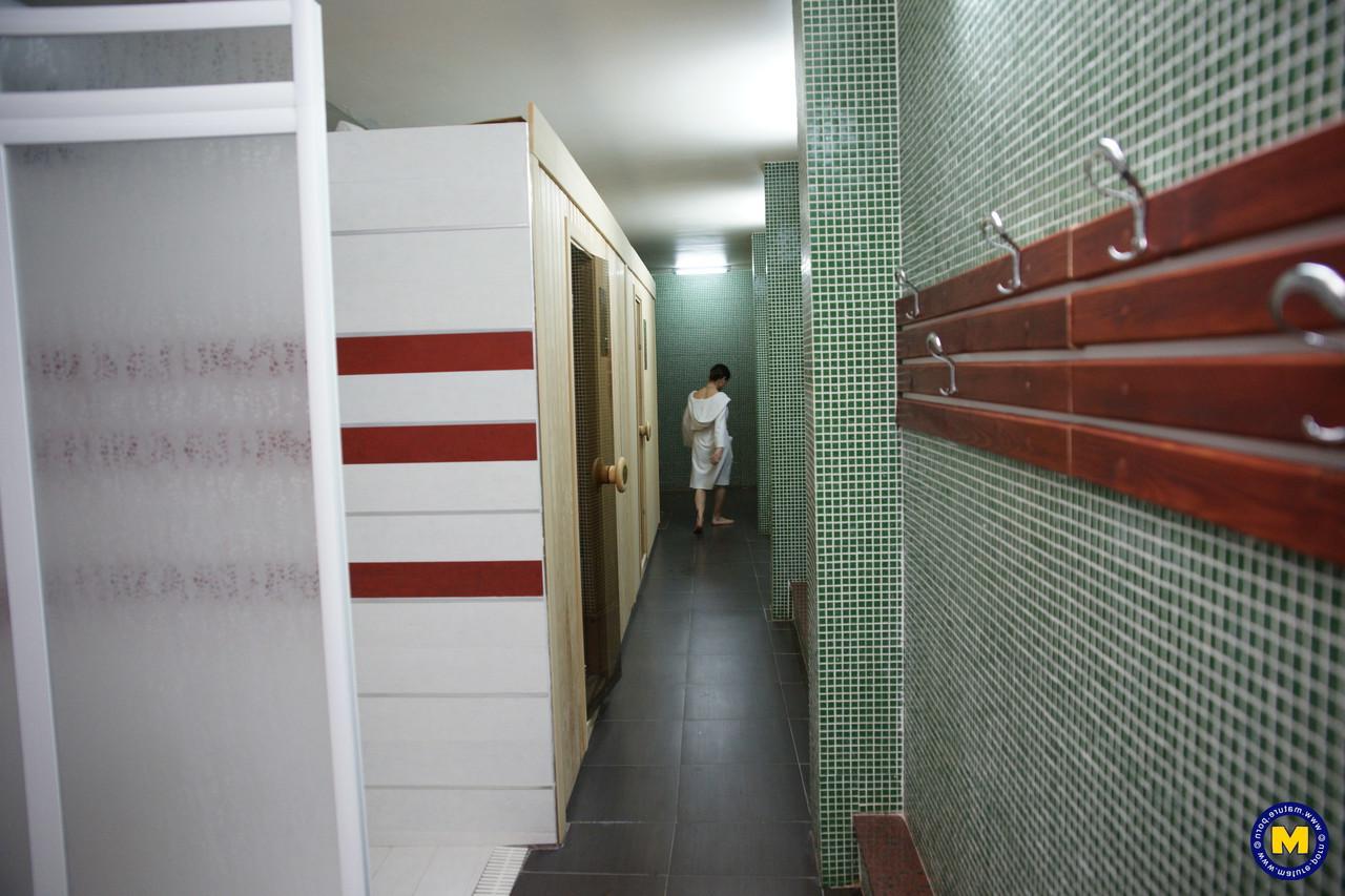 20P Femmes matures voluptueuses exhibant leurs corps nus et chauds au spa