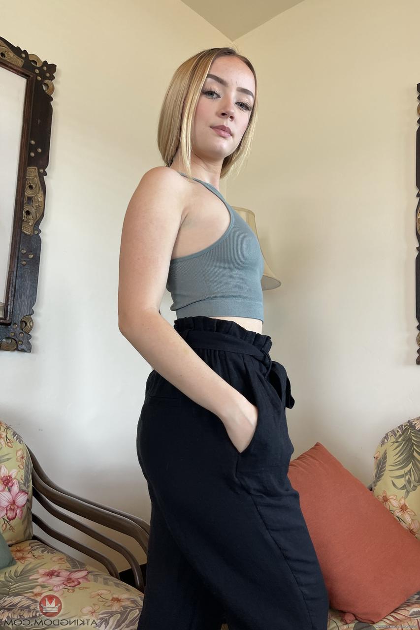 20P La jolie blonde amateur Maria Kazi dévoile sa chatte et exhibe ses savoureux pieds.