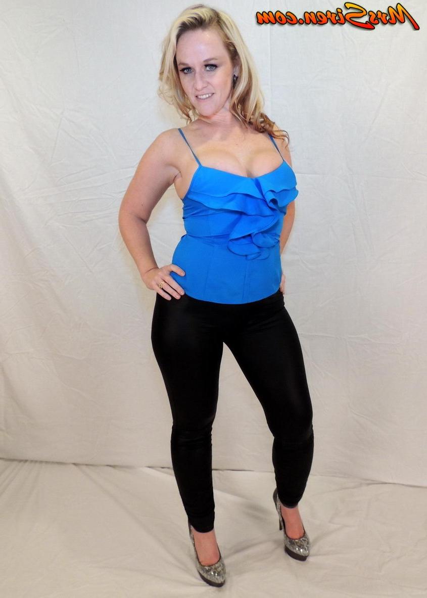 17P La rubia amateur dee siren muestra su amplio escote en leggings negros