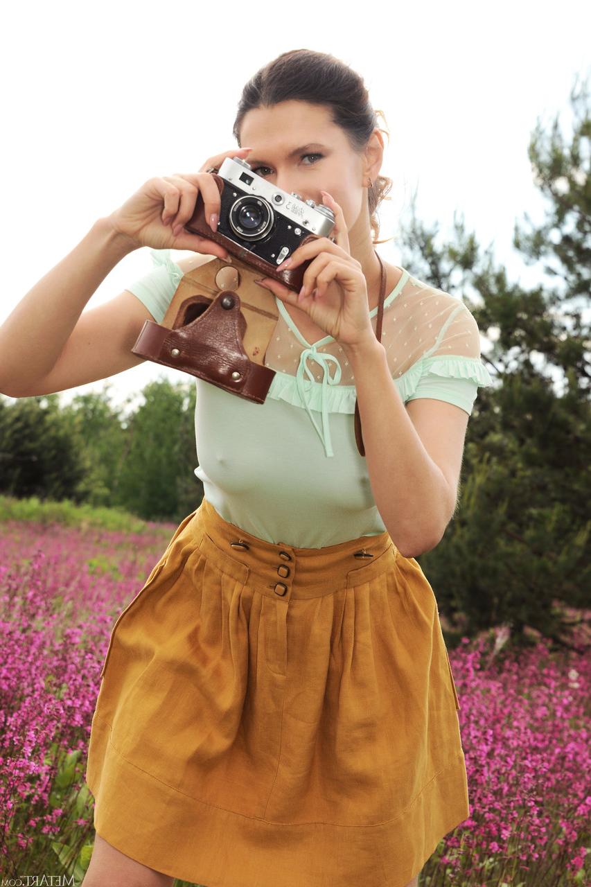 20P A fotógrafa ucraniana Suzanna A tira a roupa na natureza e mostra sua buceta peluda