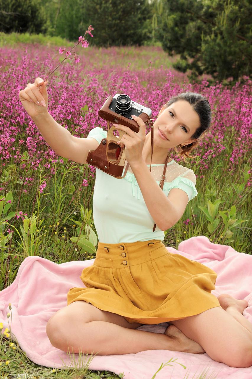 20P A fotógrafa ucraniana Suzanna A tira a roupa na natureza e mostra sua buceta peluda