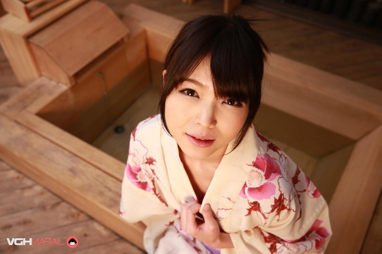 15P Das japanische Mädchen Shino Aoi zieht ihren Kimono aus, bevor sie nackt badet