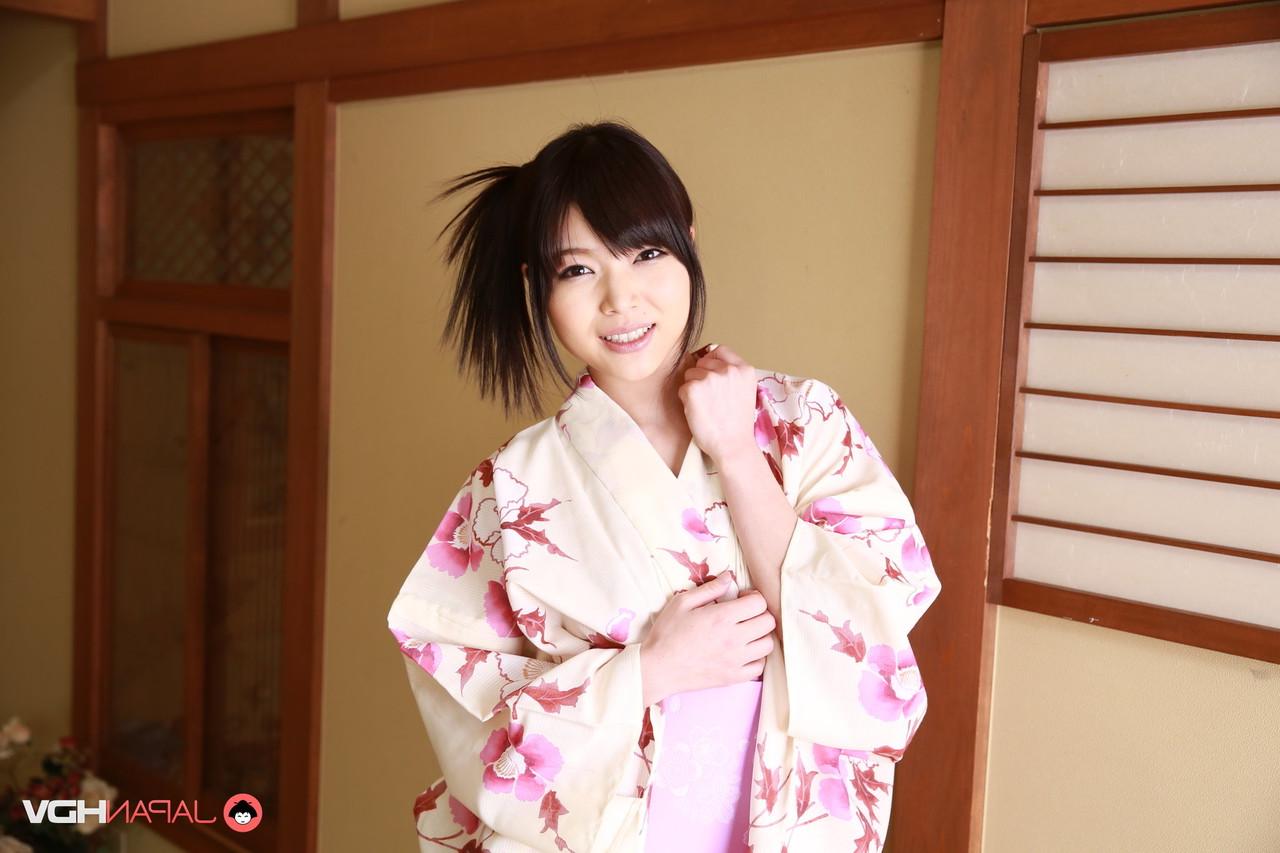 15P Das japanische Mädchen Shino Aoi zieht ihren Kimono aus, bevor sie nackt badet