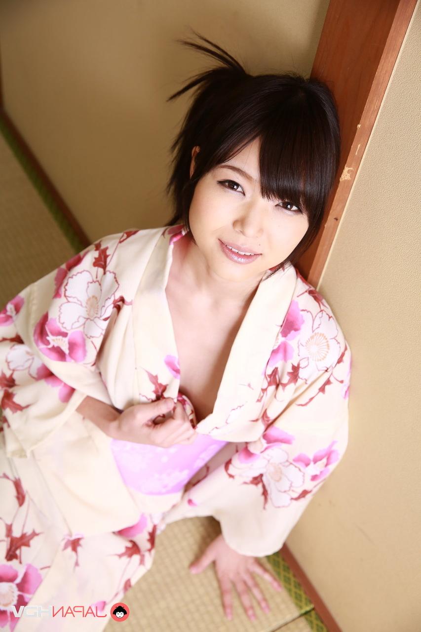 15P Das japanische Mädchen Shino Aoi zieht ihren Kimono aus, bevor sie nackt badet