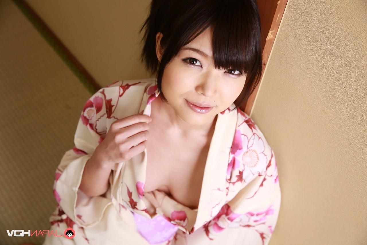 15P Das japanische Mädchen Shino Aoi zieht ihren Kimono aus, bevor sie nackt badet