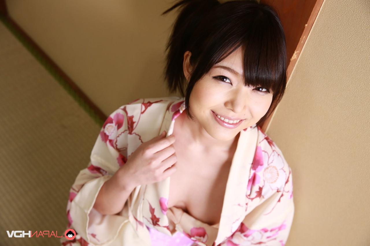 15P Das japanische Mädchen Shino Aoi zieht ihren Kimono aus, bevor sie nackt badet