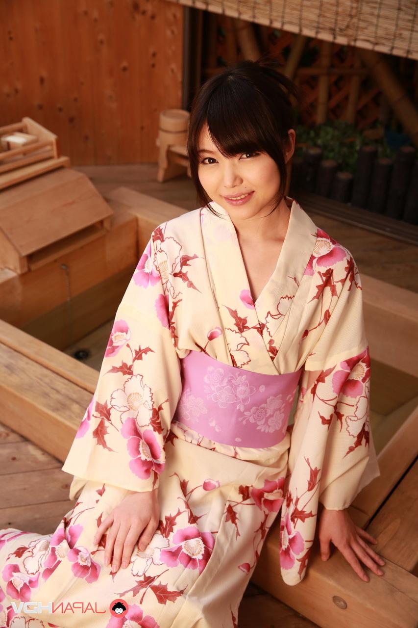 15P Das japanische Mädchen Shino Aoi zieht ihren Kimono aus, bevor sie nackt badet