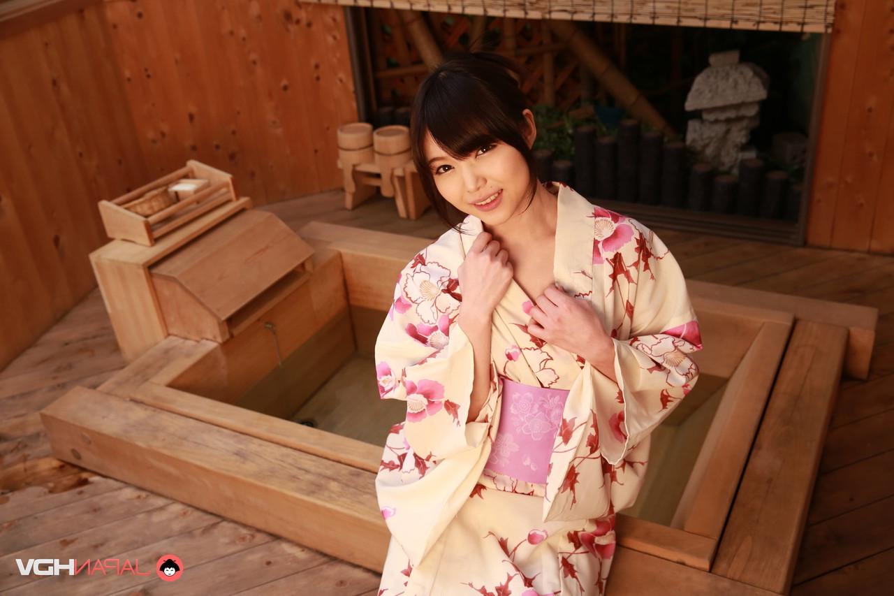 15P Das japanische Mädchen Shino Aoi zieht ihren Kimono aus, bevor sie nackt badet