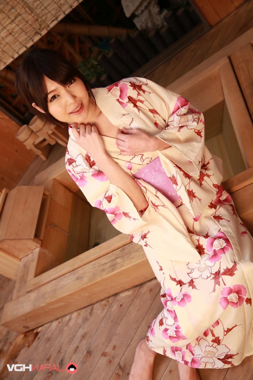 15P Das japanische Mädchen Shino Aoi zieht ihren Kimono aus, bevor sie nackt badet