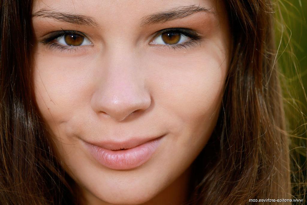 16P La douce jeune brune Emmy fait voler un cerf-volant avant de se mettre totalement nue.