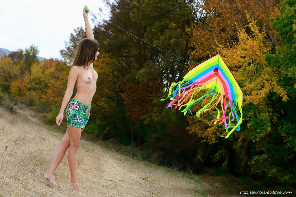 16P La douce jeune brune Emmy fait voler un cerf-volant avant de se mettre totalement nue.