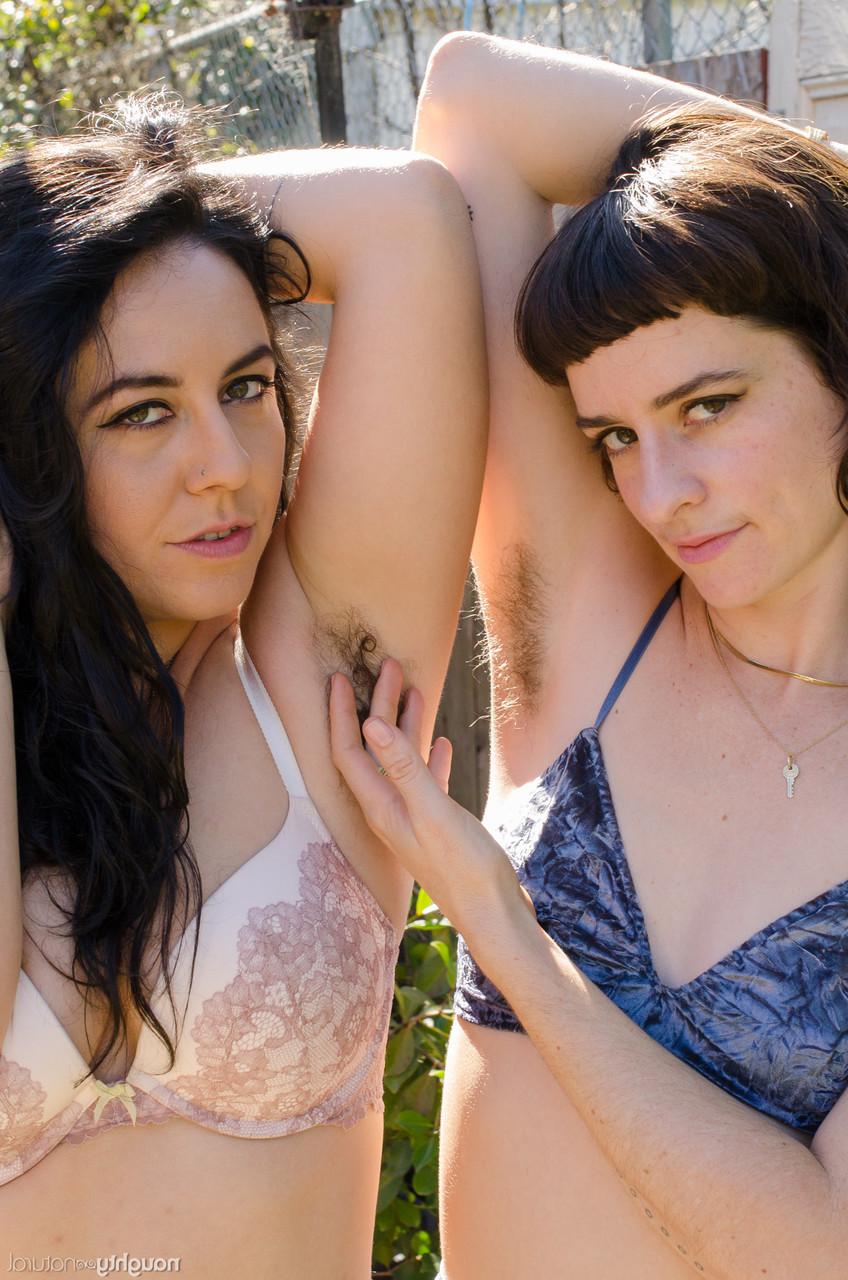 20P Las novias amateurs Jane Vervain y Nikki Silver se prueban los coños peludos