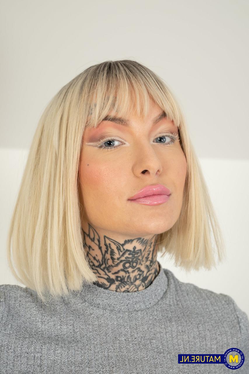 20P La gorda Camilla Creampie y su hijastra tatuada Tabitha Poison muestran su ropa interior